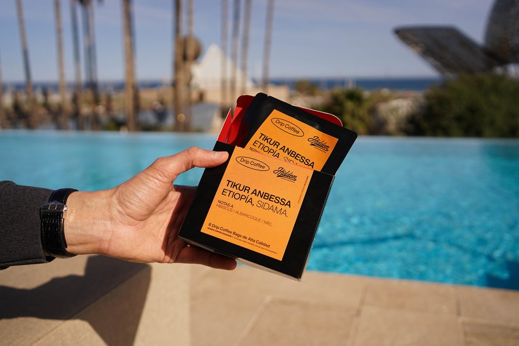 Pack Drip&Trip de Hidden Coffee Roasters. Caja con 8 sobres monodosis de café de especialidad preparado para drip coffee.
