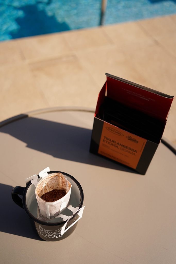 Pack Drip&Trip de Hidden Coffee Roasters. Caja con 8 sobres monodosis de café de especialidad preparado para drip coffee.