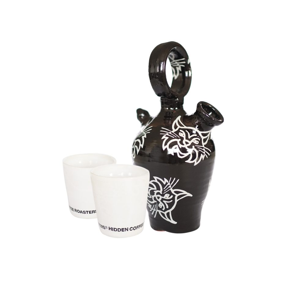 un botijo y dos vasos cerámicos